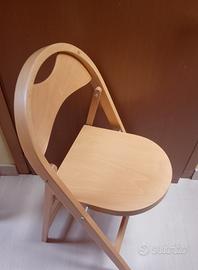 La sedia in legno, pieghevole e resistente