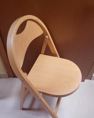 La sedia in legno, pieghevole e resistente