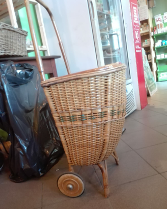 Cesto/ carrello spesa in vimini