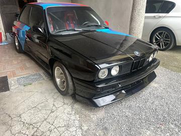 BMW e30 modificata per la pista