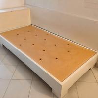 Letto laccato bianco con testiera