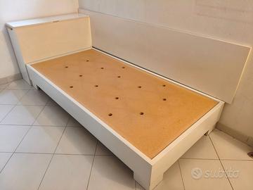 Letto laccato bianco con testiera