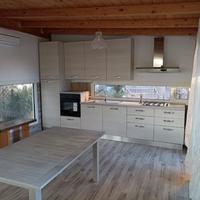 Cucina, tavoli e divano letto