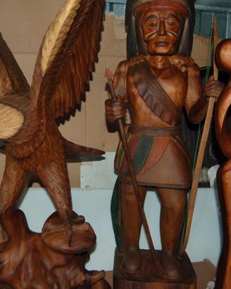 Aquila, Indiano, Abbraccio in legno teak