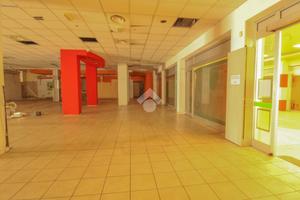 NEGOZIO A CAPRIATE SAN GERVASIO