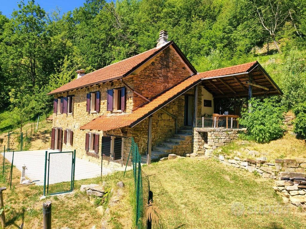 Rustico / Casale di 400 m² con più di 5 locali a G - Vista 4