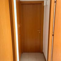 Porta legno ciliegio con maniglia dorata