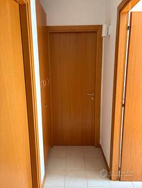 Porta legno ciliegio con maniglia dorata