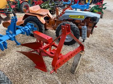 Trattore aratro bivomero