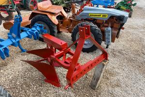 Trattore aratro bivomero