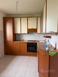 cucina compresa di elettrodomestici
