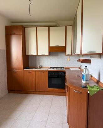 cucina compresa di elettrodomestici