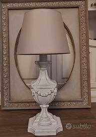 lampada da tavola e 2 sedie in stile shabby chik 
