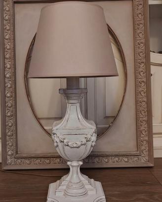 lampada da tavola e 2 sedie in stile shabby chik 