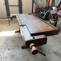 Tavolo lavoro in legno massiccio.
