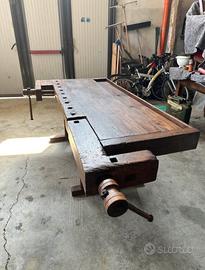 Tavolo lavoro in legno massiccio.