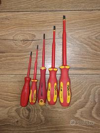 cacciaviti e pinze da lavoro 