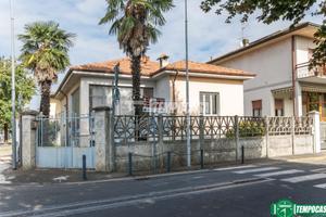 VILLA SINGOLA CON GIARDINO PRIVATO
