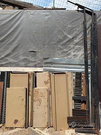 Scaffale Metallo da Officina con Diversi Ripiani