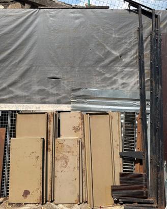 Scaffale Metallo da Officina con Diversi Ripiani