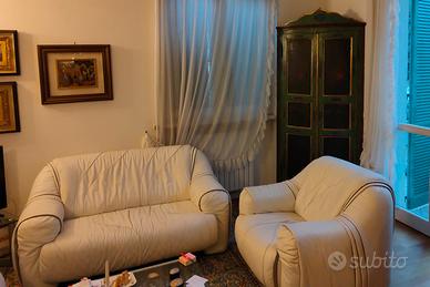 Divani e poltrona in pelle Natuzzi