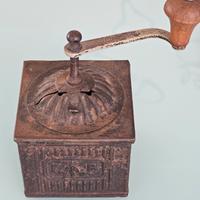 Antico macinino in ferro