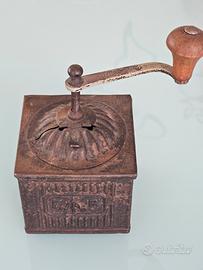 Antico macinino in ferro