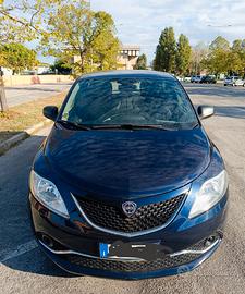 Privato vende Lancia y