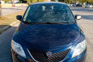 Privato vende Lancia y