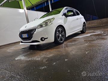 Peugeot 208 allure.