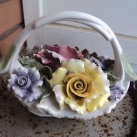 Cestino di fiori di porcellana