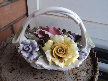 Cestino di fiori di porcellana