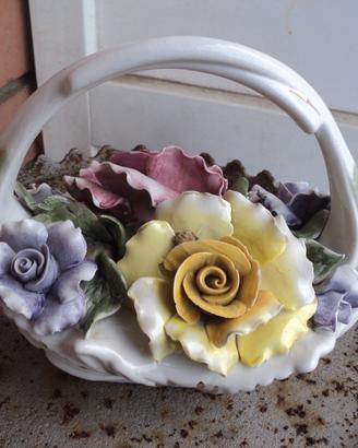 Cestino di fiori di porcellana