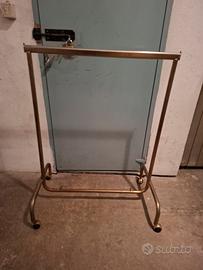 appendiabiti con ruote 