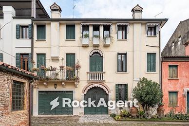 Casa indipendente di 489 m² con più di 5 locali e 