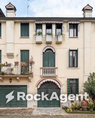 Casa indipendente di 489 m² con più di 5 locali e 