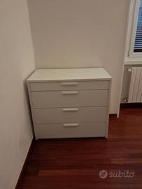 cassettiera bianca a quattro cassetti