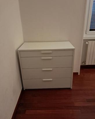cassettiera bianca a quattro cassetti