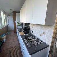 Cucina con annessi elettrodomestici