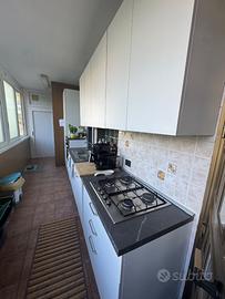 Cucina con annessi elettrodomestici