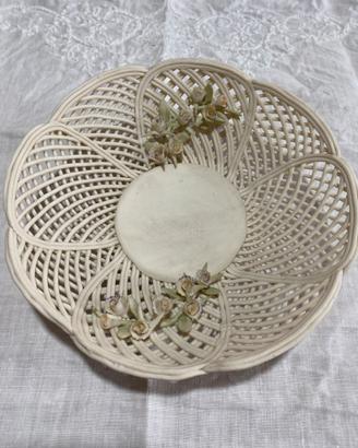 Cestini con fiori dí Capodimonte