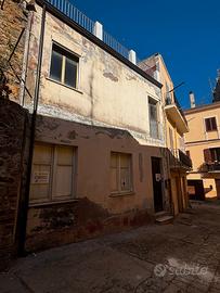 Indipendente su tre livelli con terrazza