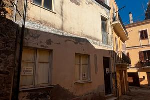 Indipendente su tre livelli con terrazza