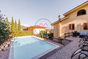 Villa di 231 m² con più di 5 locali e box auto a P