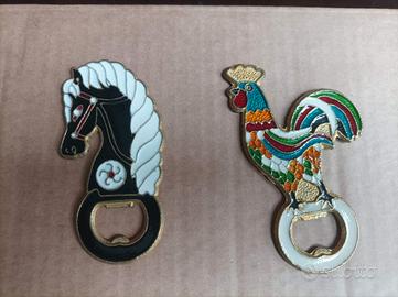 due apri bottiglie in bronzo smaltato 