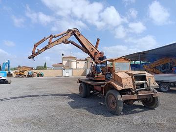 Camion chevrolet canadian con escavatore laltesi