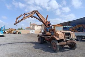 Camion chevrolet canadian con escavatore laltesi