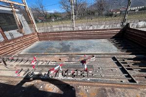 Cancello in ferro abbattuto