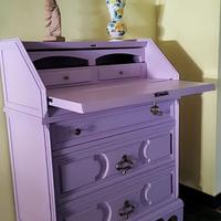 Deliziosa cassettiera color lillà!