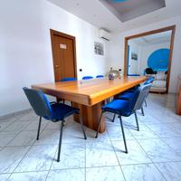 Tavolo in legno massello completo di sedie